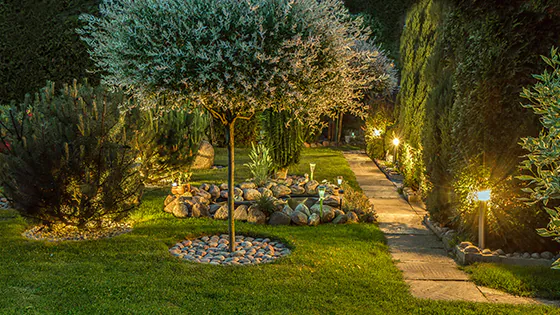 Garten mit Beleuchtung