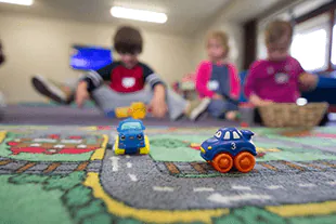 Kinder spielen in einer KiTa