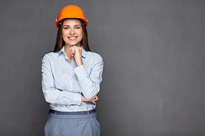 Gewerbekundin mit Sicherheitshelm
