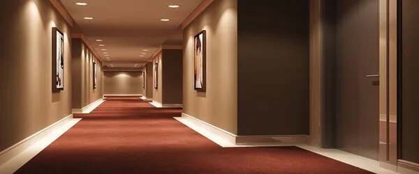 LED-Strahler in einem Hotelflur 